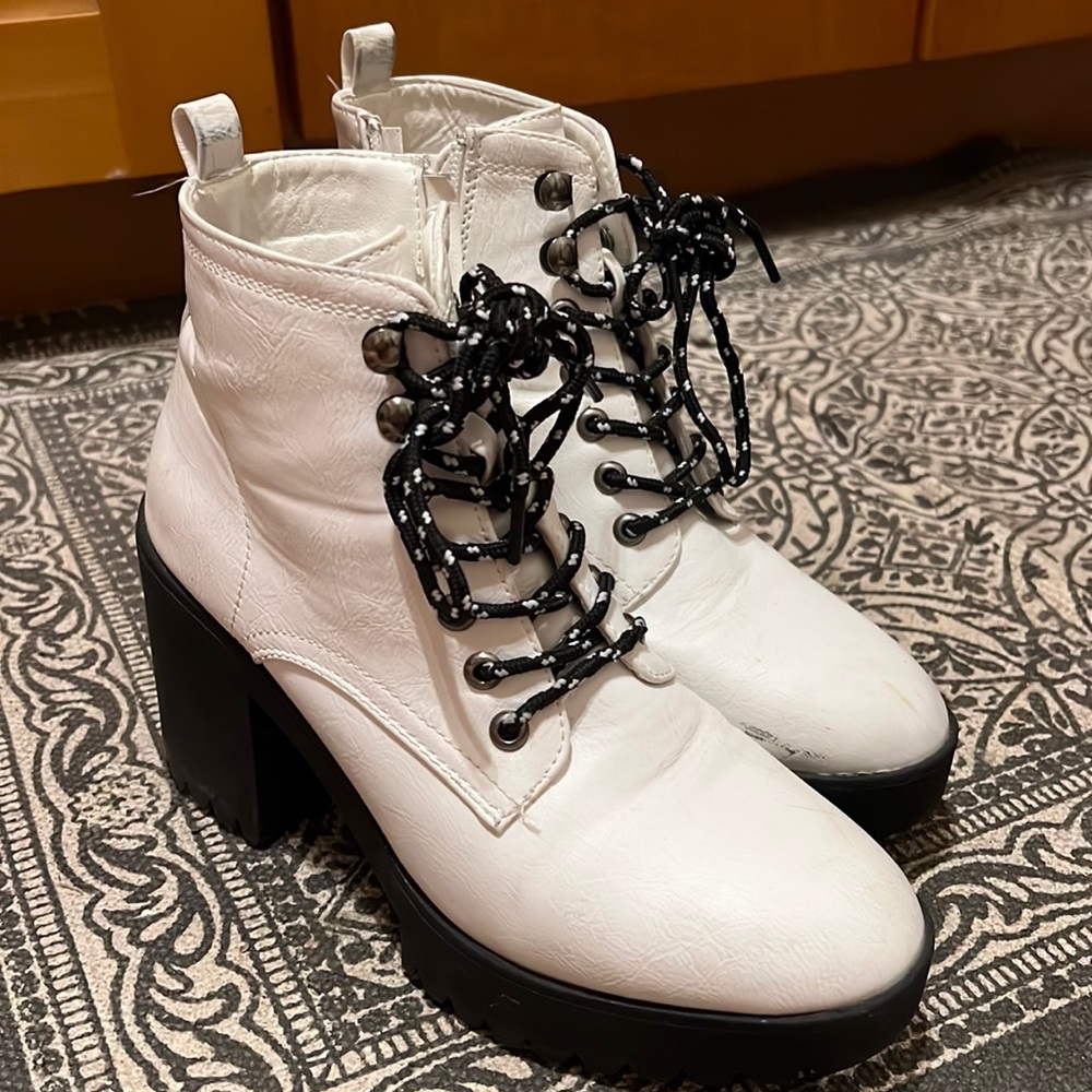 Seven7 White Faux Leather Lug Sole Heeled Boot 8 EUC